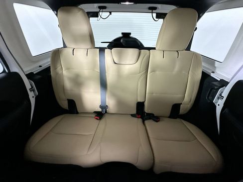 Used 2018 Jeep Wrangler Unlimited Sahara AWD/4WD image 13