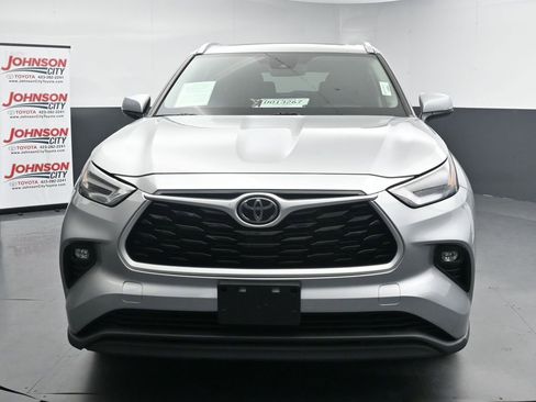 Used 2022 Toyota Highlander XLE AWD/4WD image 3