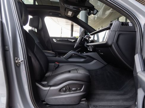 Certified 2026 Porsche Cayenne GTS AWD/4WD image 43