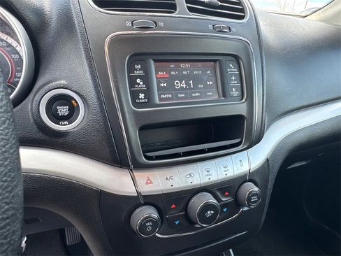 Used 2019 Dodge Journey SE image 28