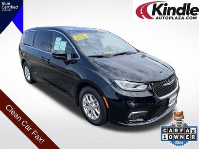 Used 2025 Chrysler Pacifica Select