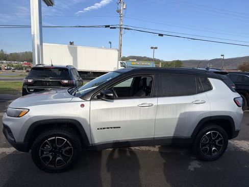 Used 2025 Jeep Compass Trailhawk w/ Trailhawk Elite Group AWD/4WD image 10