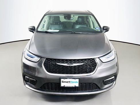 Used 2023 Chrysler Pacifica Touring-L FWD image 2