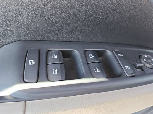 Used 2023 Hyundai Venue Limited FWD image 25