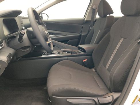 Used 2025 Hyundai Elantra SE FWD image 17