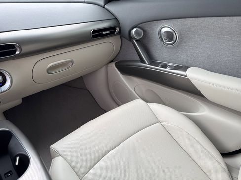 Used 2024 Genesis GV60 RWD image 31