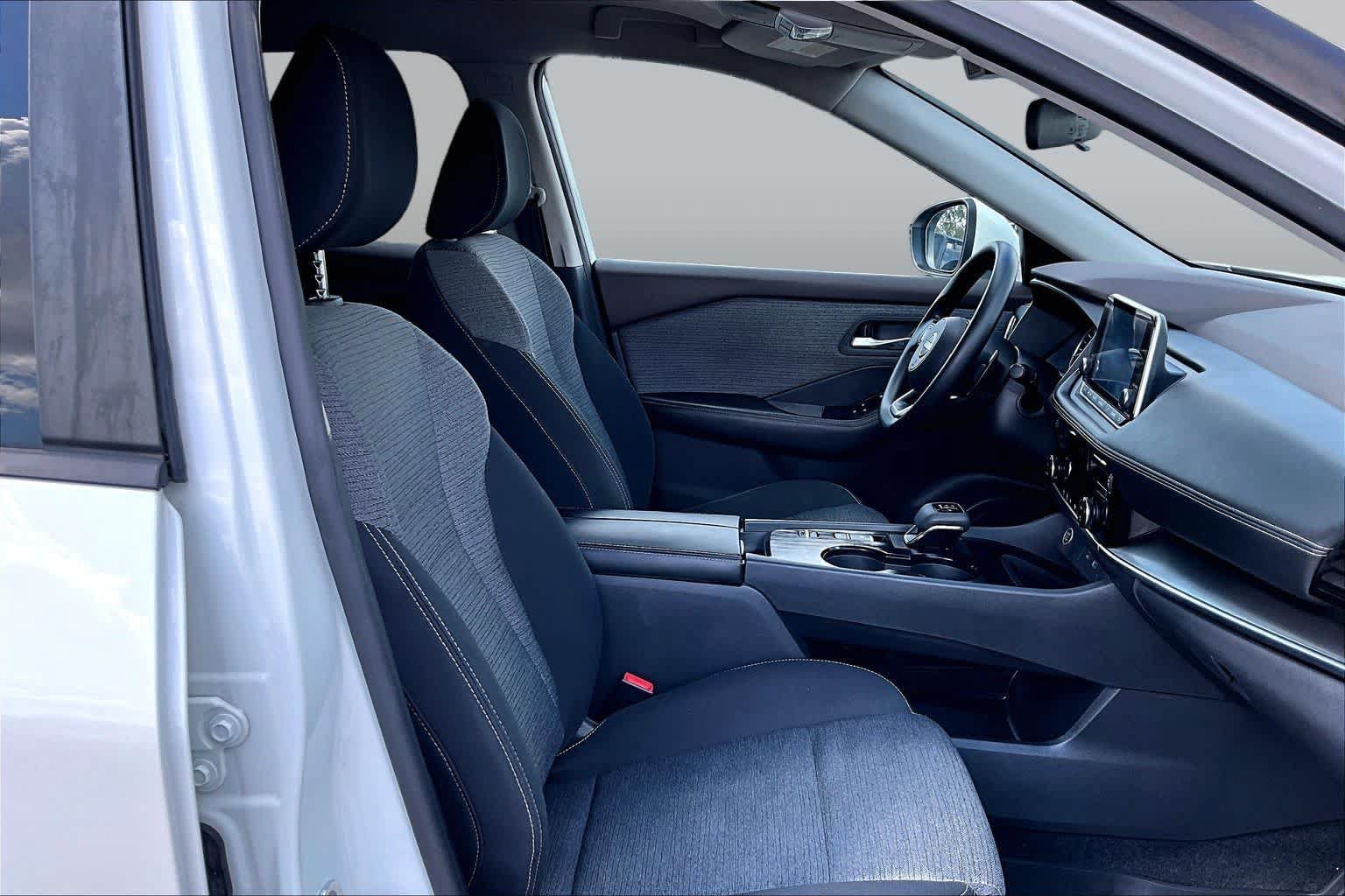Used 2022 Nissan Rogue SV FWD image 9