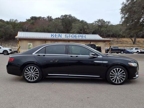 Used 2017 Lincoln Continental Select image 2