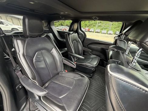 Used 2019 Chrysler Pacifica Limited w/ Advanced Safetytec Group FWD image 17