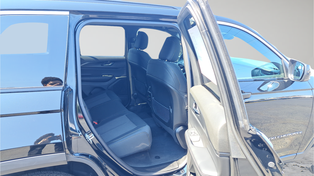Used 2025 Jeep Grand Cherokee Laredo AWD/4WD image 28