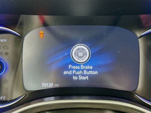 Used 2024 Chrysler Pacifica Select image 12