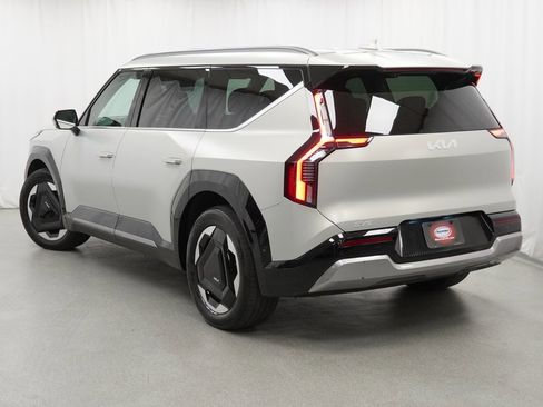 Used 2024 Kia EV9 Land image 14