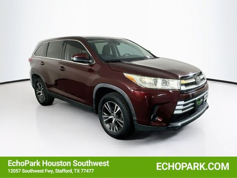 Used 2019 Toyota Highlander LE FWD image 1