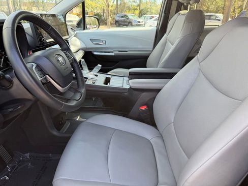 Used 2025 Toyota Sienna XLE image 16