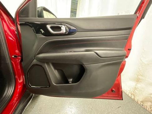 Used 2025 Jeep Compass Trailhawk AWD/4WD image 22