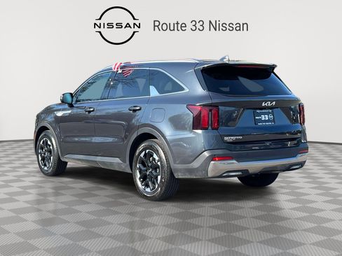 Used 2024 Kia Sorento S image 3