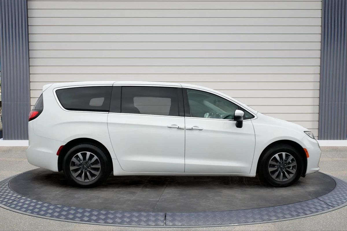 Used 2023 Chrysler Pacifica Touring-L FWD image 8