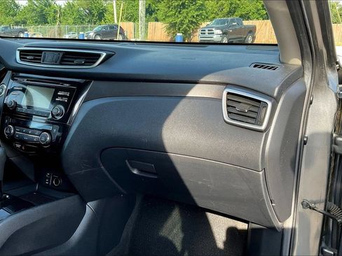 Used 2015 Nissan Rogue SV FWD image 17