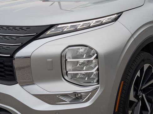 Used 2024 Mitsubishi Outlander SE image 10