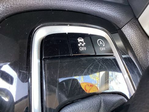 Used 2025 Toyota Corolla Cross XLE FWD image 32