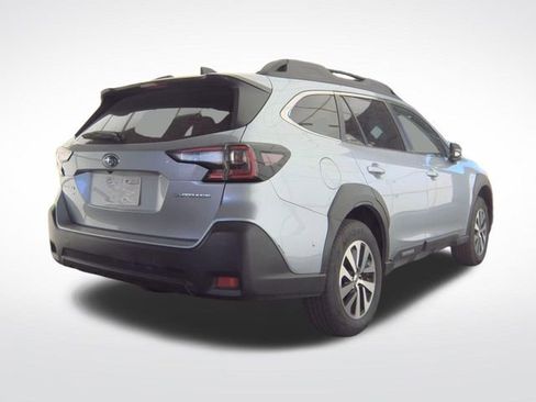 Used 2025 Subaru Outback Premium AWD/4WD image 11