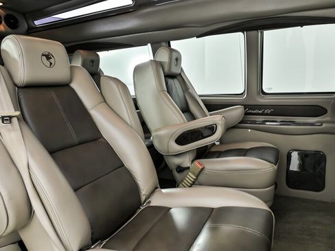 Used 2018 GMC Savana 2500 Extended w/ Enhanced Convenience Package RWD image 15