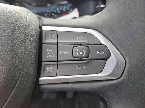 Used 2023 Jeep Compass Limited image 18