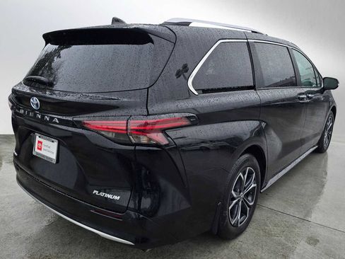Used 2025 Toyota Sienna Platinum image 3