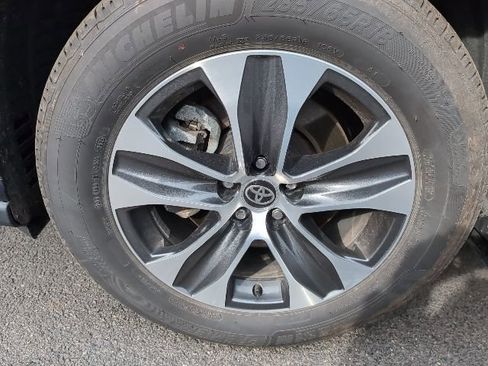 Used 2025 Toyota Highlander XLE image 10