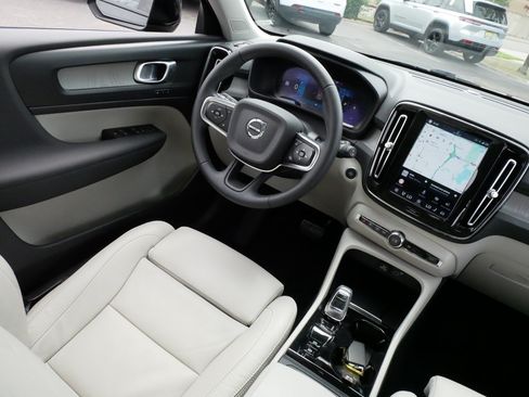 Used 2023 Volvo XC40 B5 Plus w/ Driver Assist Package AWD/4WD image 9