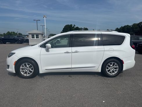Used 2020 Chrysler Pacifica Touring-L FWD image 4