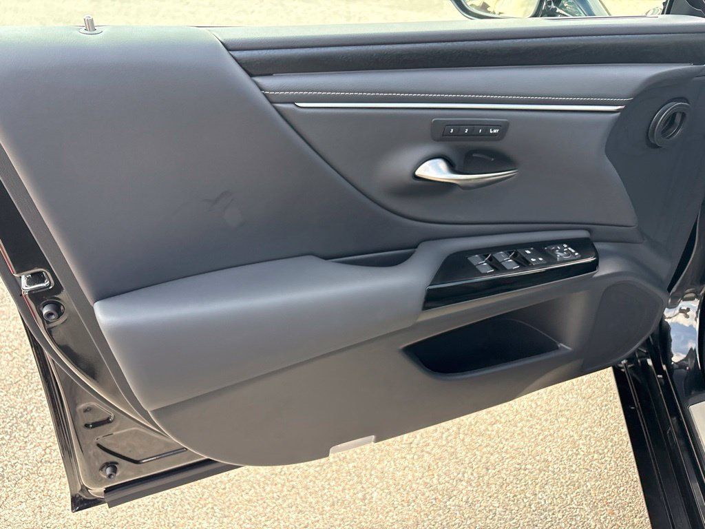 Used 2024 Lexus ES 350 w/ Technology Package FWD image 11
