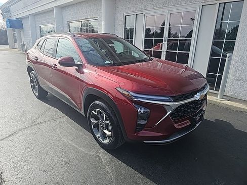 Used 2025 Chevrolet Trax LT w/ LT Convenience Package image 2