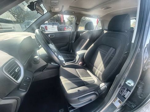 Used 2025 Hyundai Venue SEL FWD image 18