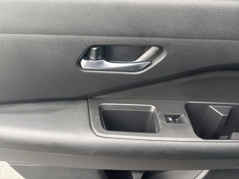 Used 2022 Nissan Pathfinder SV AWD/4WD image 18