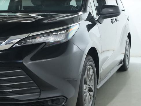 Used 2026 Toyota Sienna LE AWD/4WD image 4