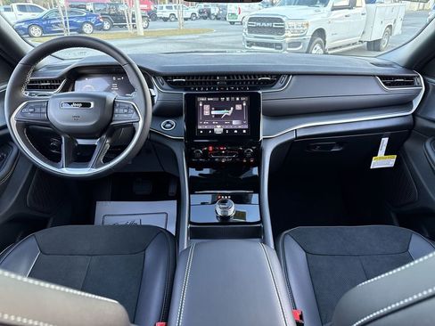 New 2025 Jeep Grand Cherokee Altitude image 24