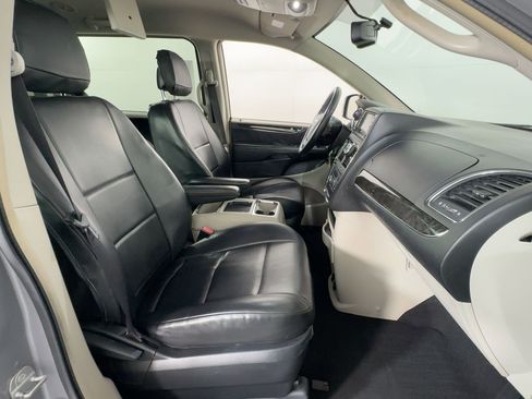 Used 2014 Chrysler Town & Country Touring image 28