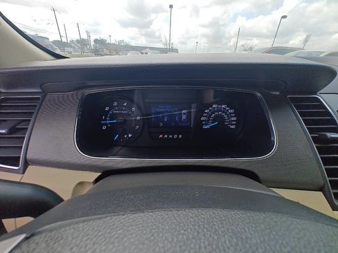 Used 2016 Ford Taurus SE image 9