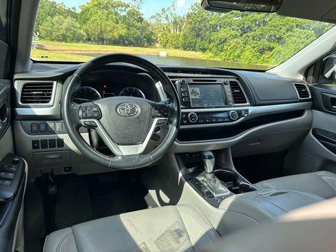 Used 2018 Toyota Highlander XLE FWD image 12