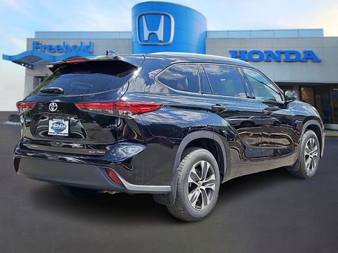 Used 2022 Toyota Highlander XLE image 7