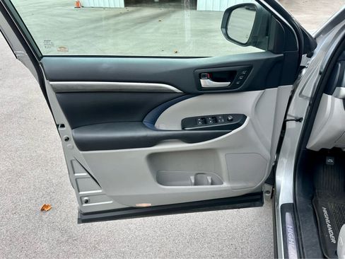 Used 2017 Toyota Highlander Limited Platinum AWD/4WD image 10