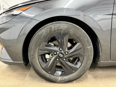 Used 2021 Hyundai Elantra SEL w/ Preferred Accessory Package FWD image 9