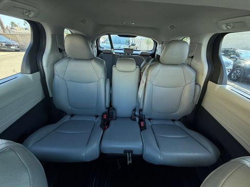 Used 2024 Toyota Sienna XLE FWD image 34