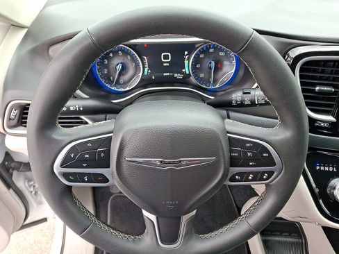Used 2024 Chrysler Pacifica Touring-L image 16