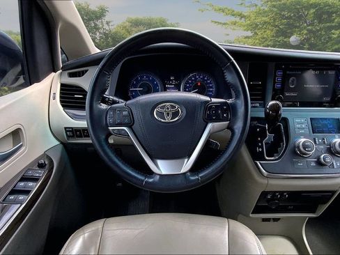 Used 2015 Toyota Sienna XLE Premium FWD image 8