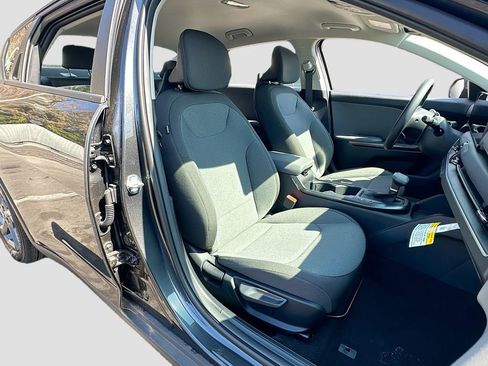 New 2025 Kia K4 LXS image 25