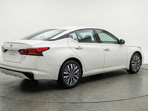 Used 2025 Nissan Altima 2.5 SV image 9