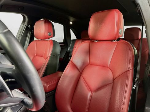 Certified 2025 Porsche Macan AWD/4WD image 5