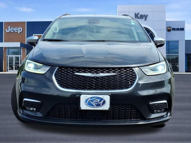 Used 2023 Chrysler Pacifica Limited FWD image 7